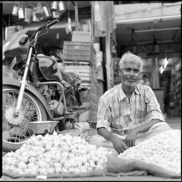 czarno - białe,Delhi,galeria,Indie,na błonce,Paharganj,portret uliczny,sprzedawcy,wyprawa