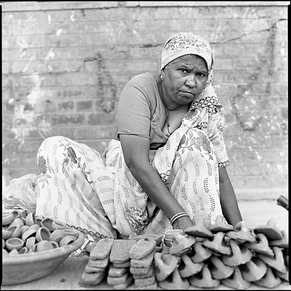 czarno - białe,Delhi,galeria,Indie,na błonce,portret uliczny,sprzedawcy,wyprawa