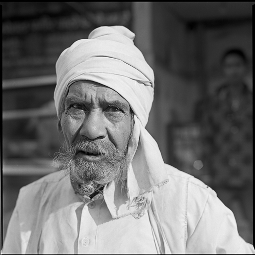 Bronica SQ-A,czarno - białe,Delhi,Indie,na błonce,Neopan400,portret uliczny,sprzedawcy,szuflada