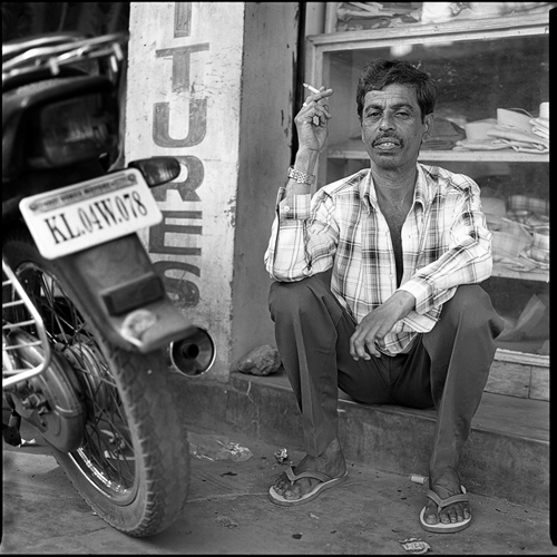 Alappuzha,Bronica SQ-A,czarno - białe,Indie,na błonce,Neopan400,portret uliczny
