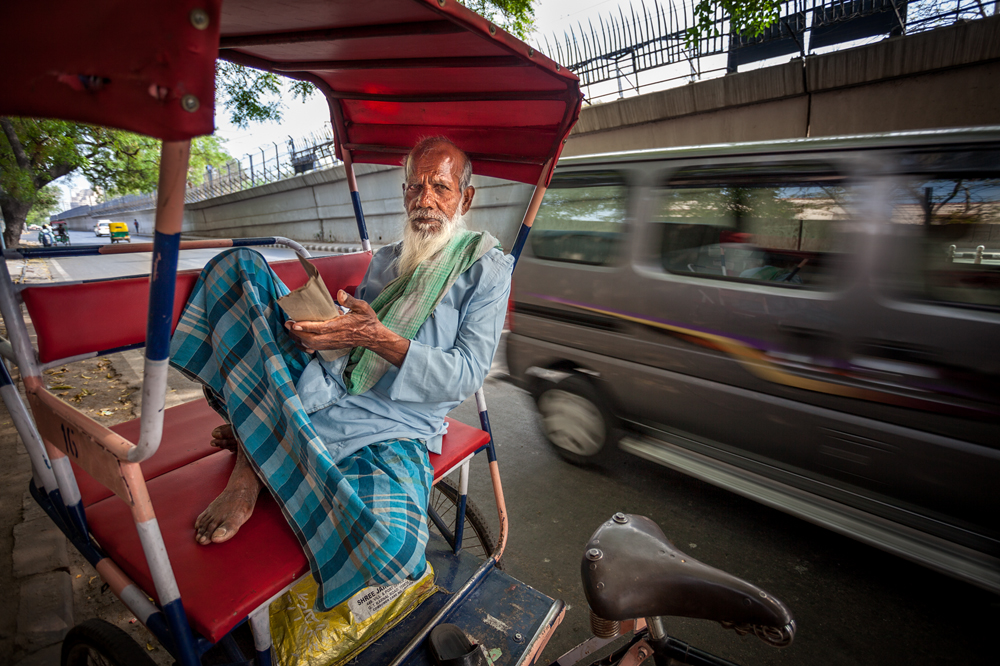 Canon 5D Mark II,cyfrowo,Delhi,Indie,portret uliczny,rikszarz,trochę koloru,w drodze
