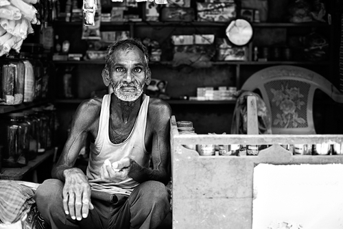 cyfrowo,czarno - białe,galeria,Indie,Orissa,portret uliczny,Puri,sprzedawcy,wyprawa