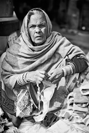 cyfrowo,czarno - białe,Delhi,galeria,Indie,Paharganj,portret uliczny,sprzedawcy,wyprawa